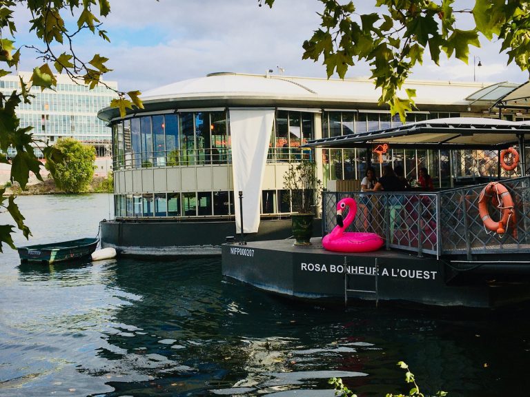 Installation de pompe à chaleur Hitachi sur la péniche Rosa Bonheur